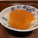 くずし 之助 - 土鍋ご飯一口サイズにイクラをトッピング