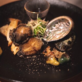 "Abalone Course" where you can enjoy live abalone and carefully selected beef sirloin grilled on Teppan-yaki