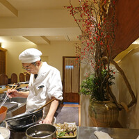 天七 - 揚げ油の温度を看火する職人の右に出汁入り横浜醤油