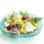 Assortment of 4 types of sashimi, 4 to 5 servings