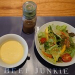 Beef Junkie - コーンスープ、グリーンサラダ