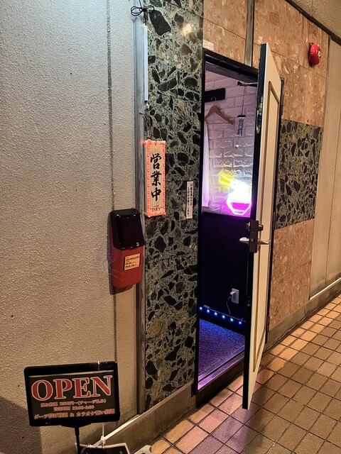 UDON BAR なんでやねん 青森 &ndash; 夜間営業の讃岐うどん居酒屋