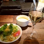 ビストロISOMARU - スープとサラダ　ランチワイン