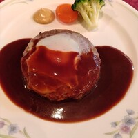 くいしんぼー山中 - ハンバーグ小サイズ。ドーナツ型ハンバーグの中央に半熟卵をすっぽり。