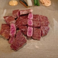 くいしんぼー山中 - 近江牛ロースステーキ。中心部かなりレアっぽく見えるが、火は優しく芯まで入っています。