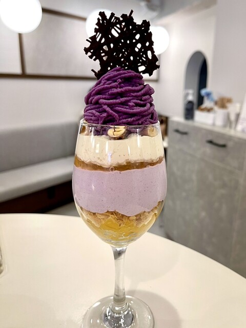 横浜モアーズ8階レストランフロアで夜遅くまで営業しているパフェ専門