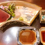 一献 うえ原 - お刺身　藁で焼いた鰹と縁側の付いた平目