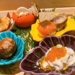 一献 うえ原 - 1人分　右上の柿に見えるのはサーモンのお寿司に昆布を柿のへたにカット