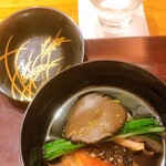 一献 うえ原 - お椀物　焼いた秋鮭に大きな平茸が良い出汁