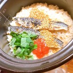 一献 うえ原 - 土鍋ご飯　焼いた秋刀魚を土鍋で炊いたご飯
