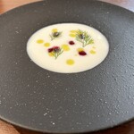 鴻巣ワイン食堂 ボレロ - 前菜のカブの冷製スープ