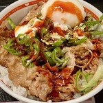 東京チカラめし - ガーリックねぎ焼牛丼に温泉玉子を載せ辛味だれをかけた状況