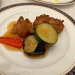 リーガロイヤルホテル広島 - 鶏肉と野菜の唐揚げには黒胡椒を効かせた甘酢ダレが使われてます。