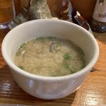 おいちい - お通しがしじみ汁。あまじょっぱさに疲れた頃にやさしい味噌加減。
