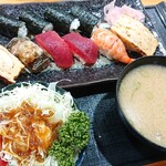 つるや鮨 - 何と言ってもマグロの赤身、そして、干ぴょうにワサビが入って美味いね。