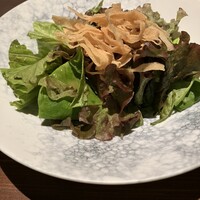 肉割烹 肉かぶく - かぶくクリスピーサラダ　～味噌ポン酢ドレッシング