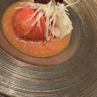 肉割烹 肉かぶく - 炙り帆立とフルーツトマトのサラダ仕立て
                      完熟トマトのドレッシング