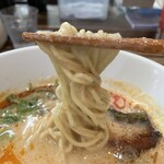 麺屋 一八 - 甘えび味噌と胡麻の濃厚担々麺(1,280円)の高級麺リフト