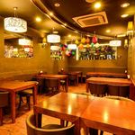 韓国料理　ハンス - ≪お洒落モダンの店内≫空間をゆったりと使用しており、テーブル同士の間隔も広いので女子会や同窓会などのシーンで