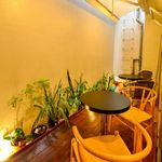 韓国料理　ハンス - ≪地下なのにテラス席♪≫地下と言えば少し息が詰まってしまいそうですが、吹き抜けのテラス席は開放感抜群です♪