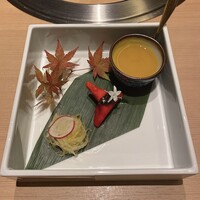 やきにく九 西麻布本店 - 季節の前菜盛り合わせ(栗かぼちゃのスープ/紅芯大根とキャビア/金条瓜のナムル)