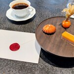 Florilege - 最後に手渡されるメニュー入りの封書。フロリレージュのマークが象られた封シールがこれまた素敵。