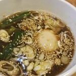 たきたろう - 醤油つけ麺のつけ汁、卵トッピング