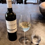 Florilege - ギリシャの品種アシルティコのオーストラリアのワイン。コースに合わせて1杯とお願いするとやっぱり白ワインになるわね。次はやっぱり赤がいいかなと思いつつ、白ワイングラスでいただけたから良かった(^^)