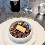 Florilege - さつま芋ムースアイスのアイスキャンディー。ほうじ茶に乗って登場。ほうじ茶って枯れ葉の絨毯のように見えますね(^^) お茶の葉に乗せるという発想すごいな私には思いつきそうにないかも