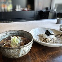 喰い切り しらに田 - ◆お蕎麦と茸と鶏肉入りの汁。しらに田さんは「蕎麦店」も営まれているので、出されるのでしょうね。