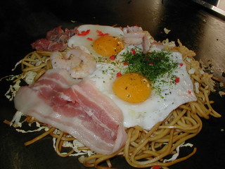 Okonomiyaki Gu - ご存じキングモダン！一時間で3枚食べた人が3人います。