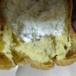 シャトレーゼ - 焼き芋シュークリーム　ぱっか～んと割ると　こんな感じ…