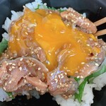 Maumau Yotsuya Nagasaki Saijiki - サバの醤油漬け丼　卵の黄身を解いてからいただきます