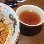 Toukyouyataramenshouryuu - 背脂そばに付くサービスのスープ