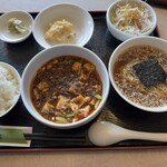 Tsuugokuryouri Shumpantei - 本場四川省の麻婆豆腐セット
                      花椒がたくさんかかっていてよかったです
                      油たっぷりですが塩分控えめなのでご飯は進まないかな