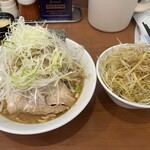 中華そば 七麺鳥 - 全貌（ご飯のネギはプレス済）