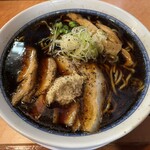 麺のあんまる + らーめん亨 - 黒醤油（大盛り）　真っ黒なスープが印象的。