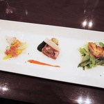 ワッシーズダイニングスープル - おすすめオードブル４種盛り合わせ。
      左からお魚・お肉・キッシュに野菜がうまく合わされてます。
      それぞれアップで・・・