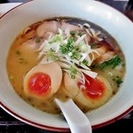 俊麺 なが田 - 「俊麺なが田」豚骨魚介の中華そば（味玉、麺硬め）