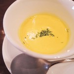 まずは、スープ。にんじんのスープだよ。
          にんじんの甘味とコクがあって美味しい～