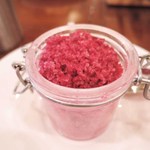 ワッシーズダイニングスープル - こちらのお店はワイン専門店直営なのでテーブルにはこんなものが。
      自家製赤ワイン塩なんだって。店頭で買えるそうです。