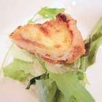 ワッシーズダイニングスープル - 右がミニサイズのキッシュと野菜。かわいいね。