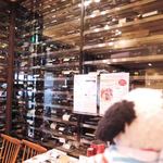 ワッシーズダイニングスープル - お店の入り口にはワインがいっぱい～。
      今日はワインは飲まなかったんだけど、
      こちらにはソムリエさんがいるのでお料理にあったワインを
      選んでもらえるんだよ。
