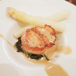 ワッシーズダイニングスープル - ホタテ貝のポワレ　ポルチーニのソース
      ホワイトアスパラが添えられてるよ。