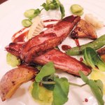 ワッシーズダイニングスープル - ボキとちびつぬは仏産鴨胸肉のローストに。
      タケノコ、エンドウ豆、じゃがいも・・・お野菜の盛り付けがきれいだね。