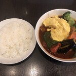 木多郎 - チキンやさい・辛さ3（1,250円）、エッグ（+150円）、ブロッコリー（+150円）