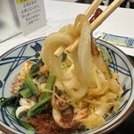 丸亀製麺 - 【2023.10.27(金)】うま辛まぜ釜玉うどん（並盛）740円→710円の麺