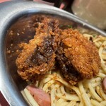 Supagethinopancho - スプーンでカットしますと…あらあら、もはやカレーパンですね！このカレーを絡めてのパスタも秀逸