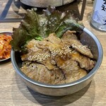 Tare yakiniku totsumi yasai no semmonten yakiniku kuruton - 牛カルビ丼。美味し。