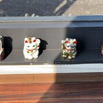 熊猫飯店 - 入口には招き猫と招きパンダが